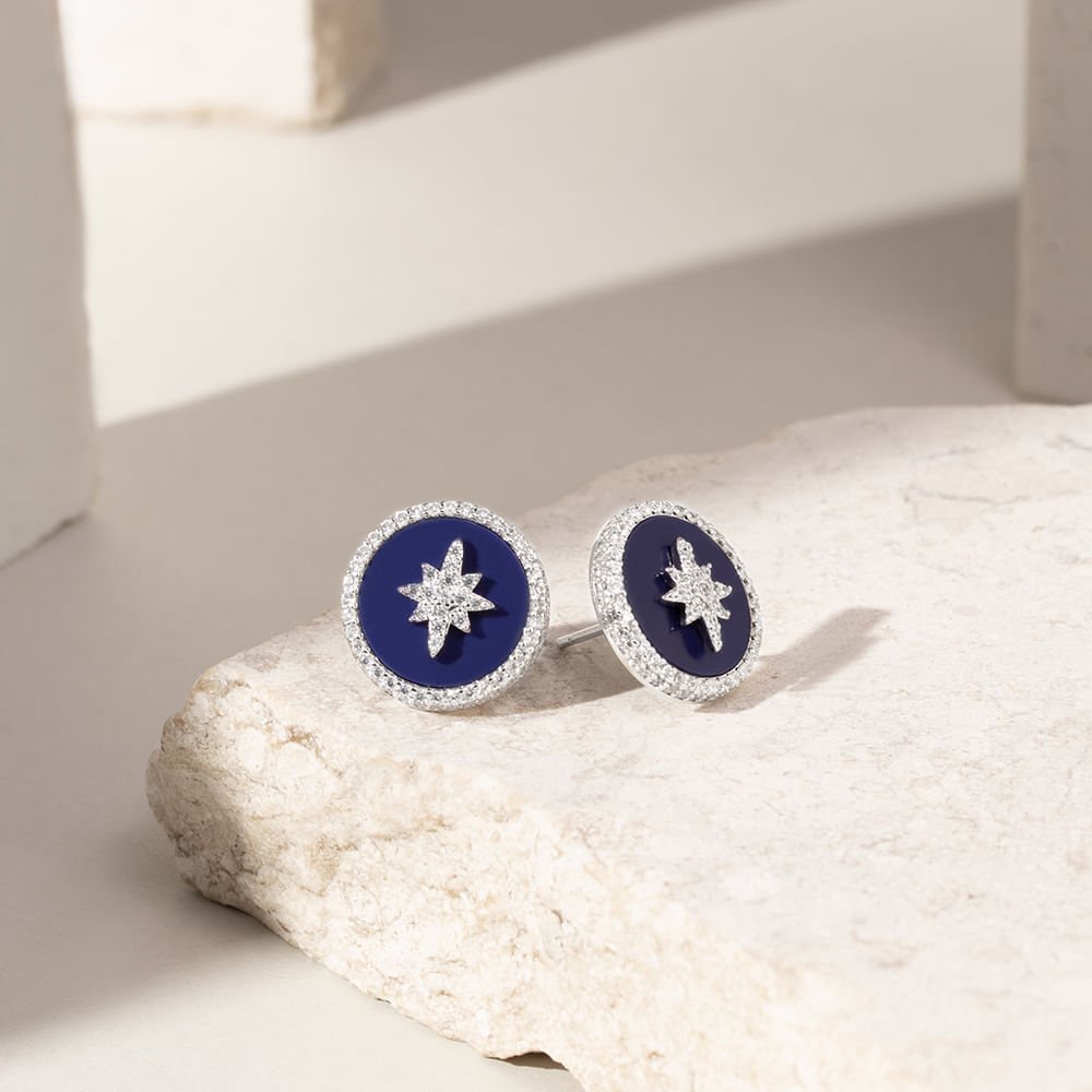 Brinco medalha estrela resina roxa zircônia branca banho de ródio branco