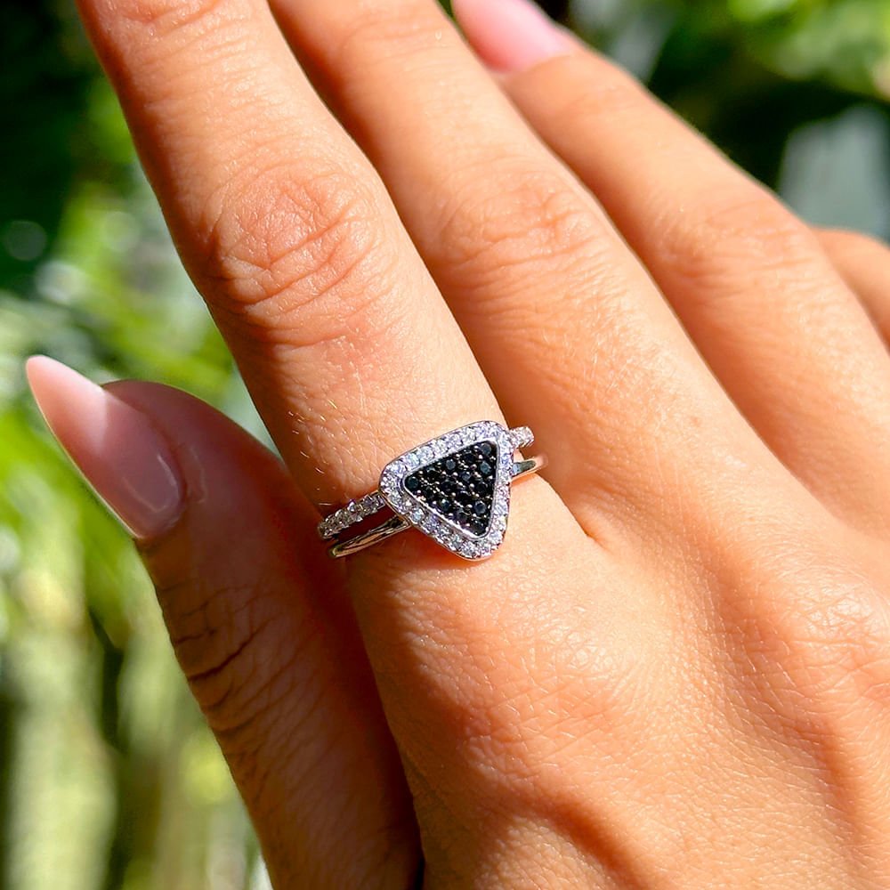 Anel Duplo Triângulo e Aliança de Zircônias Negras e Zircônias Brancas - Banho de Ródio Branco