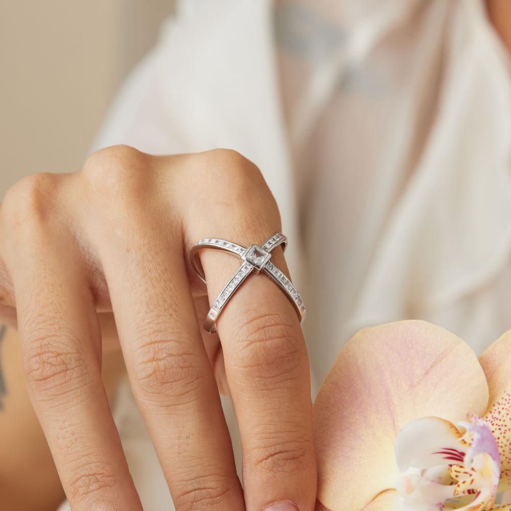 Anel X com Quadrado e Baguetes de Zircônias Brancas - Prata 925